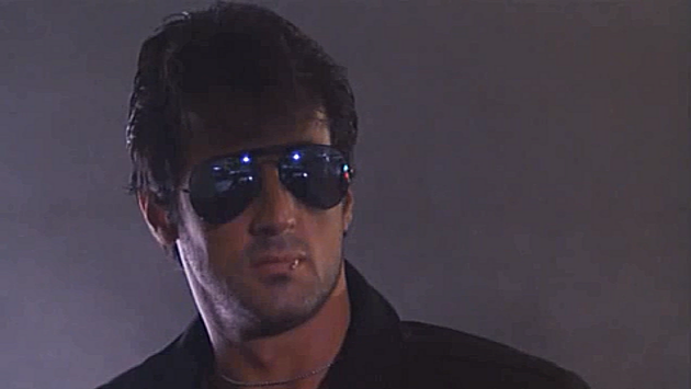 Sylvester Stallone som sterotypt cool i filmen Cobra