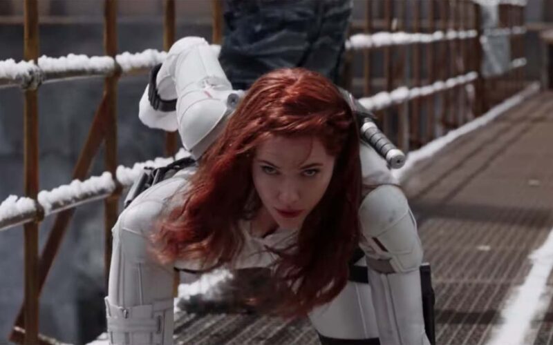 Black Widow poserar (Scarlett Johansson